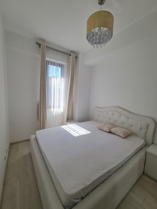 Închiriez apartament cu trei camere mobilat și utilat