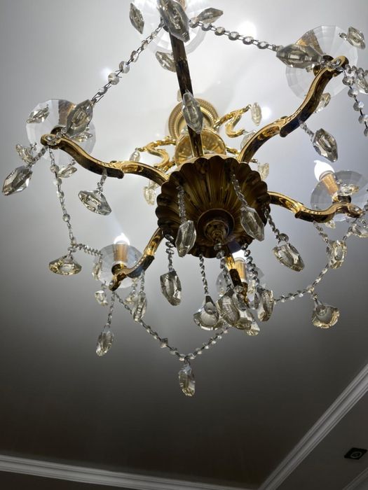 Продам классическую хрустальную люстру