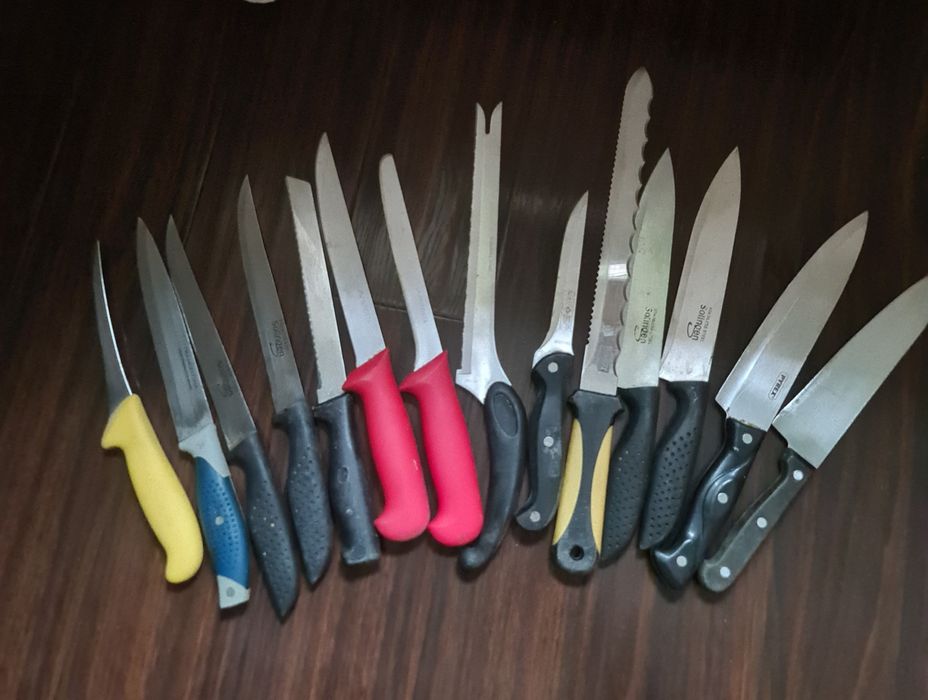 Cuțite folosite dar în stare foarte bună.