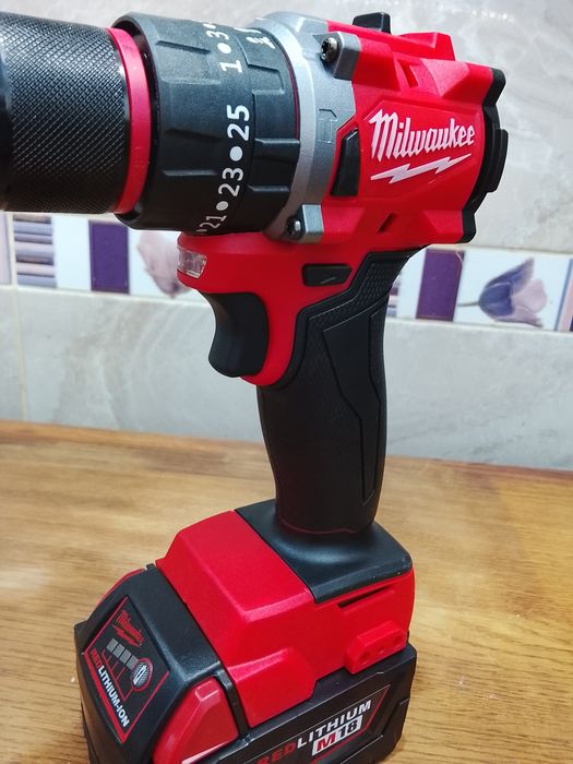 Autofiletanta Milwaukee cu mandrina și o baterie de 6a