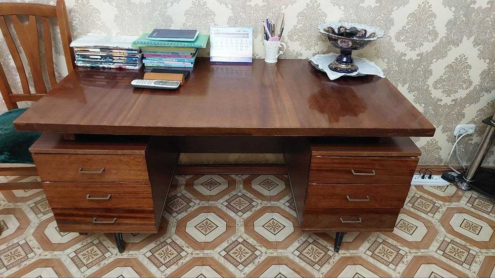 Письменный стол в отличном состоянии