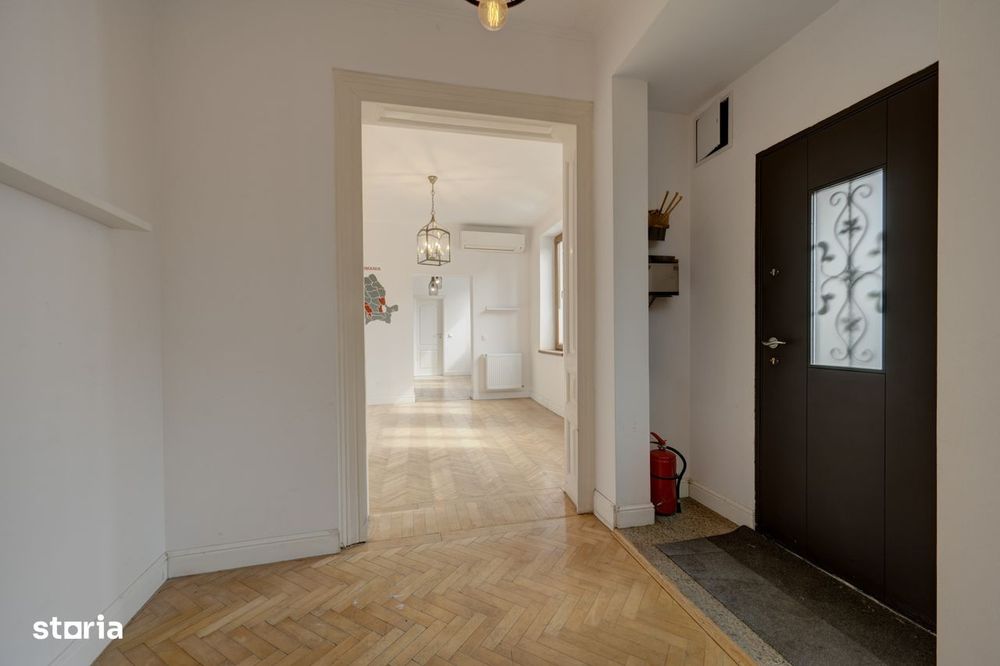 In Cartierul Evreiesc, casa 3 camere pivnita si mansarda open space.