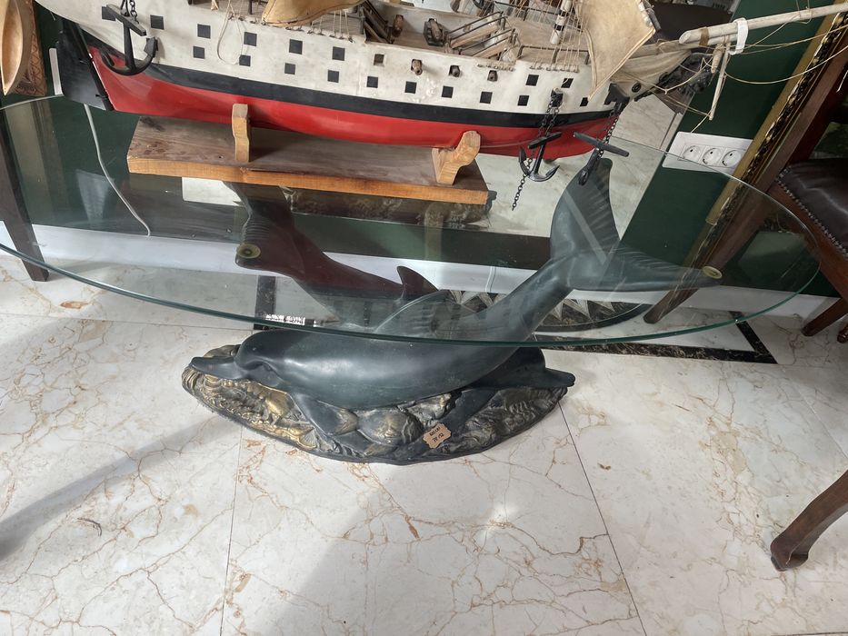 Masa sculptata delfini