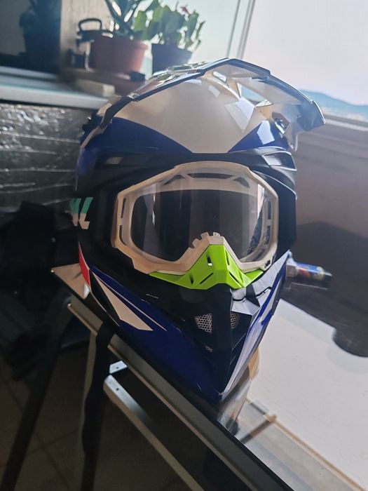 Echipament enduro,casca,genunchere 100