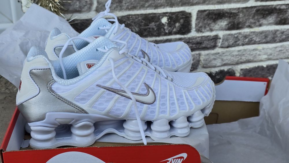 Чисто нови маратонки Nike Shox TL