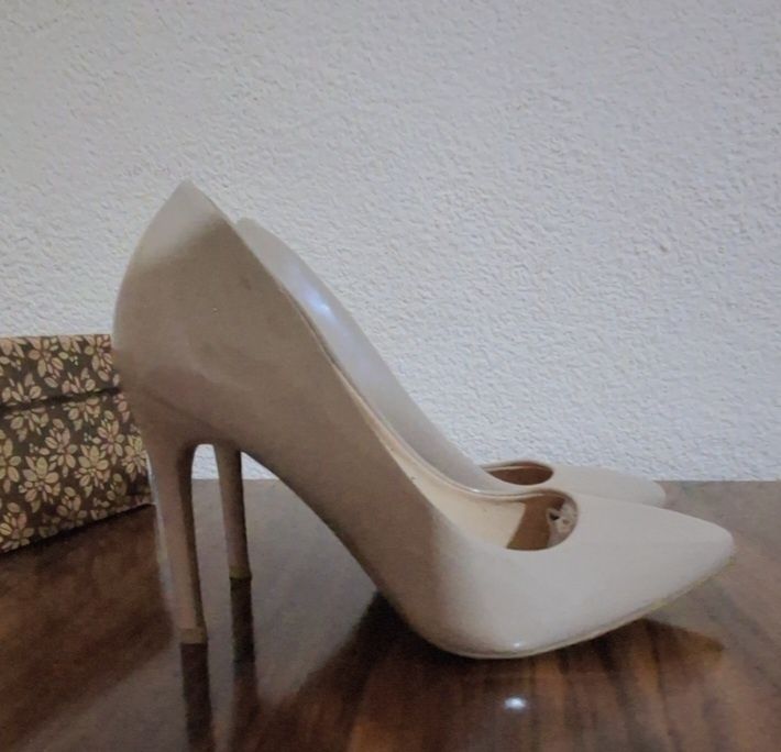Ayollar tuflisi 1 marta kiyilgan.yaxshi holatda