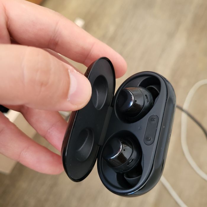 Продаю нерабочие наушники Samsung