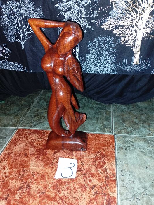 Еротични статуетки от дърво
