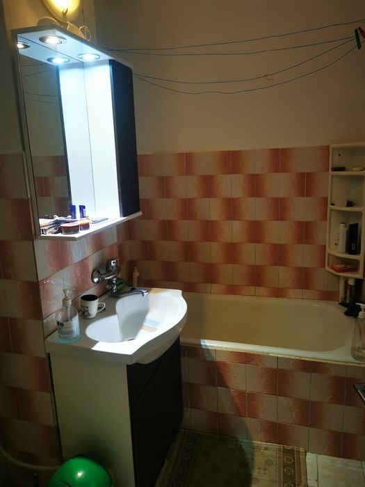 Închiriez apartament.