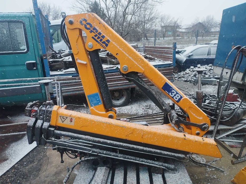 Автокран за лекотоварен камион