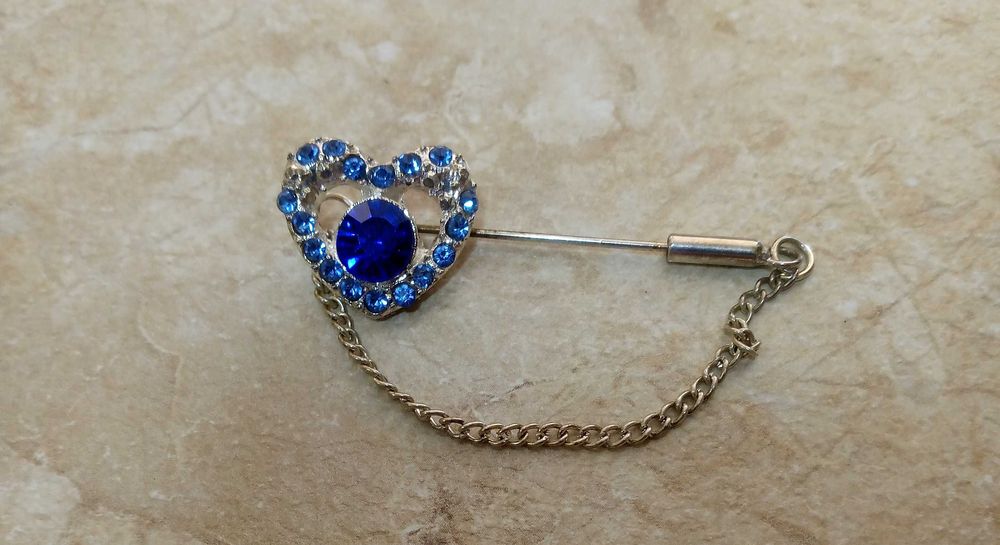 Шикарное украшение брошь Сердце, голубые и белые камни.Цена 40 тыс