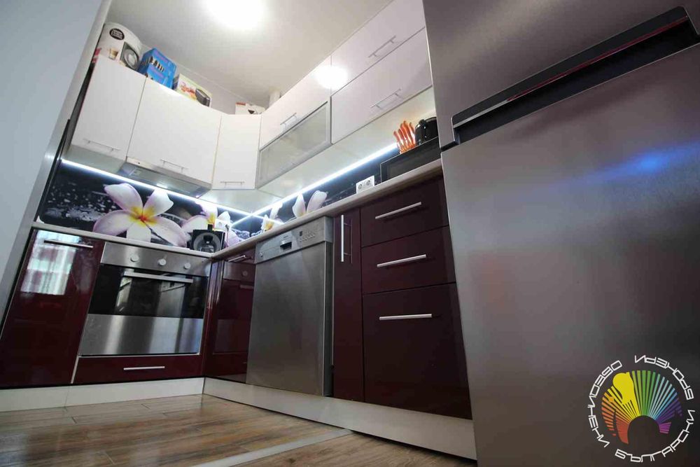 Дава се под наем Тристаен апартамент в Бургас, Център - 68 кв.м за 550 € - Снимка #1