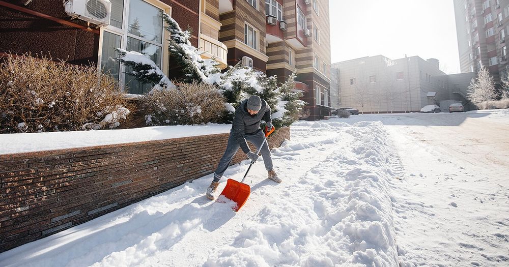 Чистка снега крыш