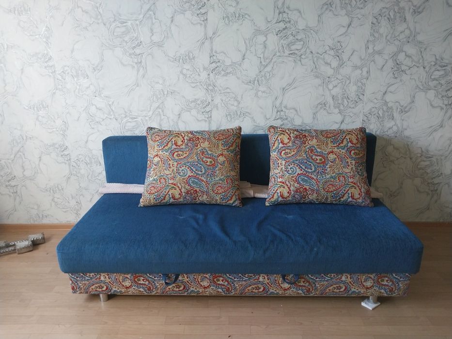Синий диван в среднем состояние