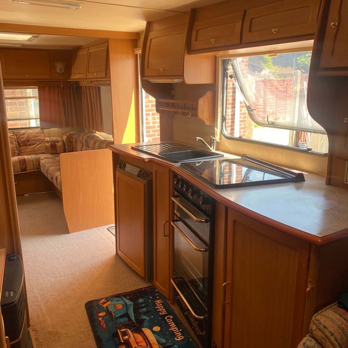 Каравана Elddis 1998.  8 метра, 6 местна
