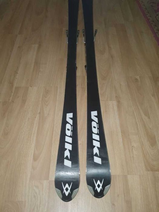 Skiuri 165cm, clăpari 43-44, bete, casca, pantaloni,etc