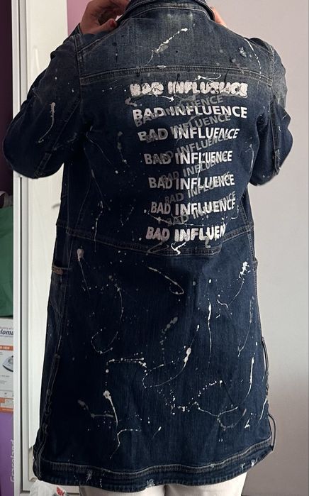 Дълго дънково яке в класически син деним, с интересен принт пръски боя