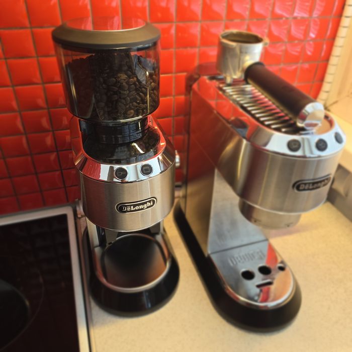Кафемелачка DeLonghi Dedica KG520.M