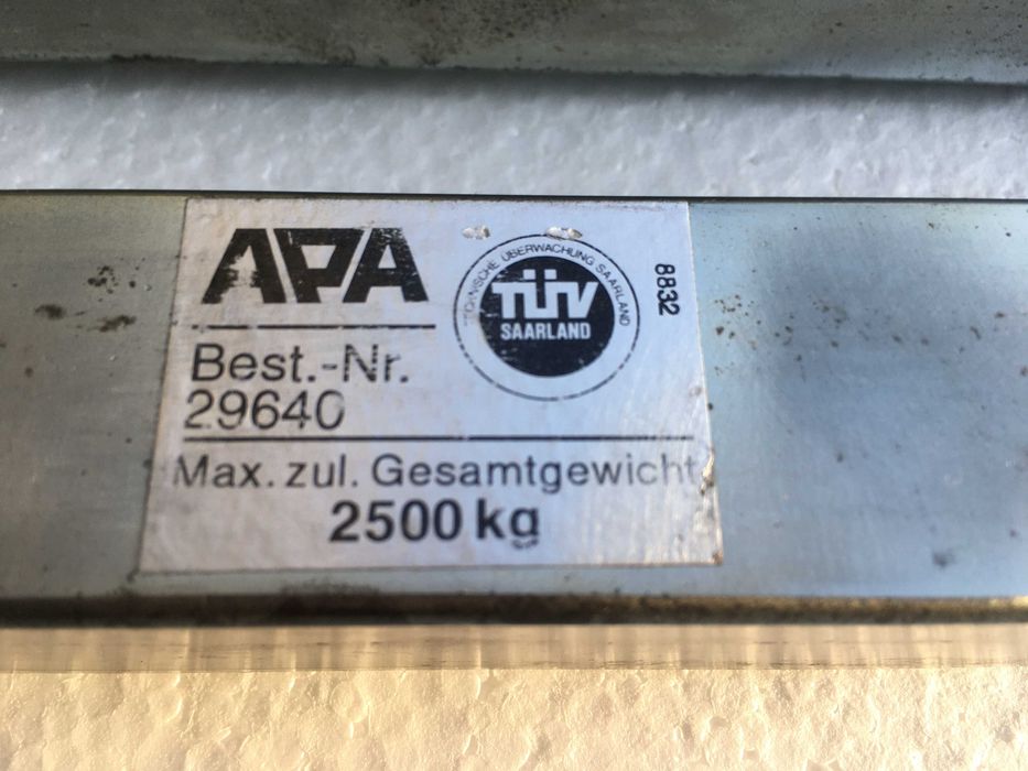немски, твърд теглич до 2500 кг.
