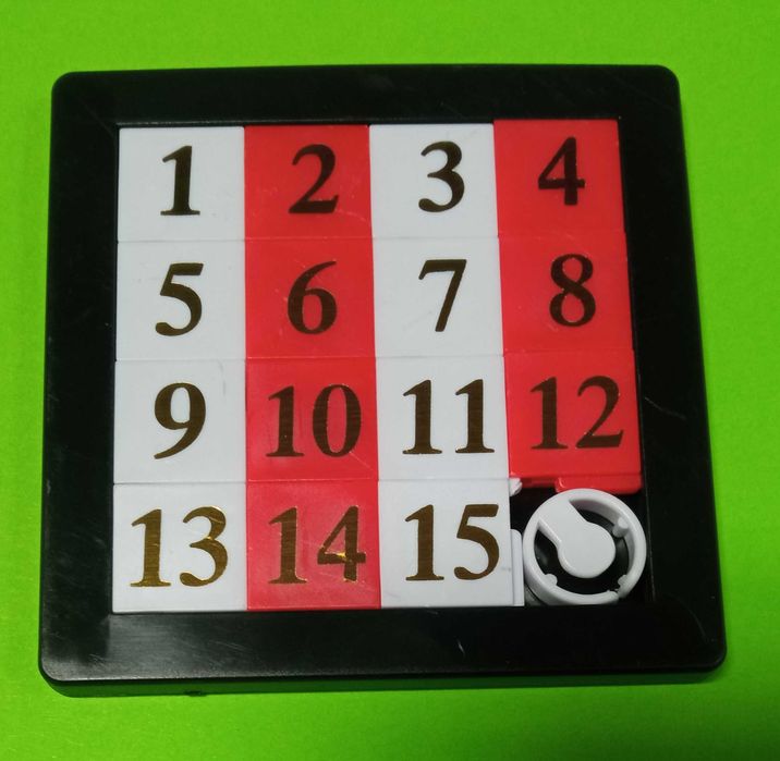 Занимателен пластмасов пъзел игра за развитие на буден ум у детето.