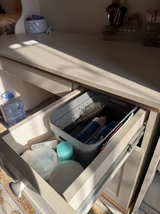 Стол с тумбочкой