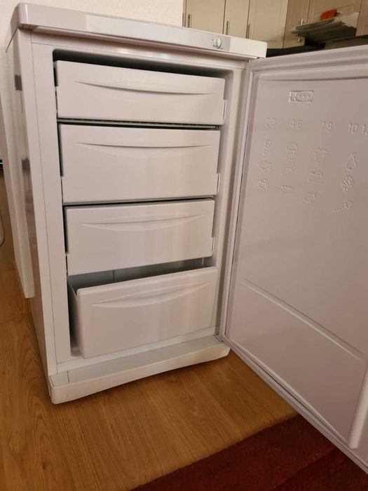 морозильник Indesit SFR 100