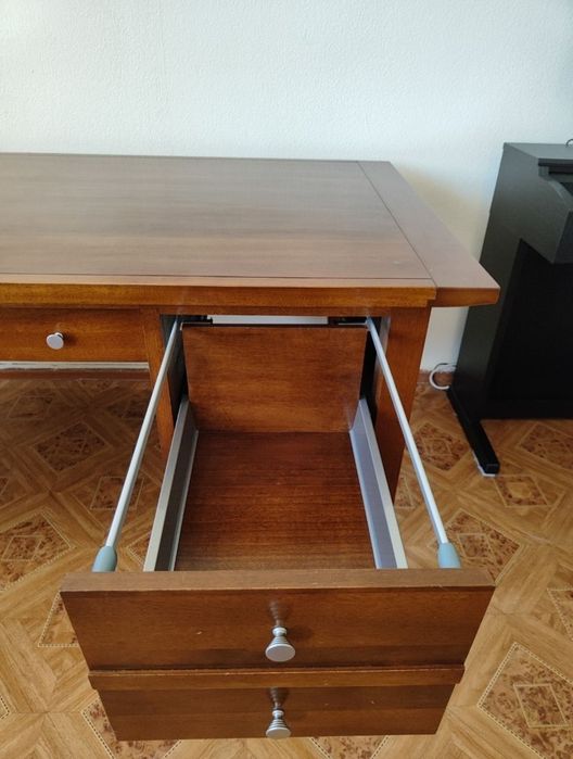 Письменный стол из красного дерева