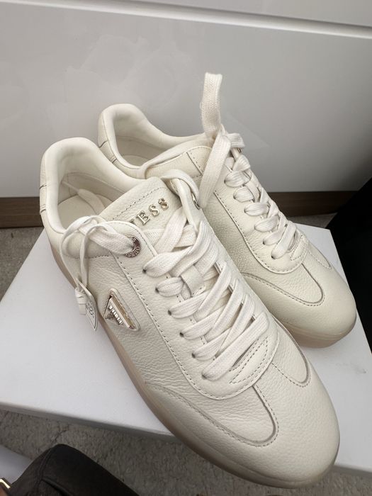 Нови дамски обувки Guess