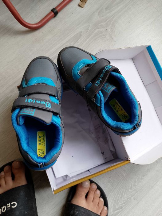 Продавам ботуши и маратонки.