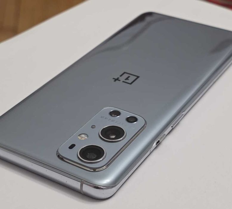 OnePlus 9 Pro 5G, 256GB / 12GB RAM (varianta de top), stare excelentă, cutie, încărcător + huse