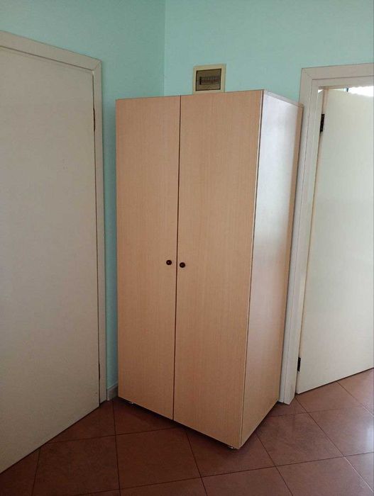 Продавам офис мебели