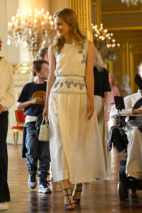 Rochie cu broderie Zara limited edition