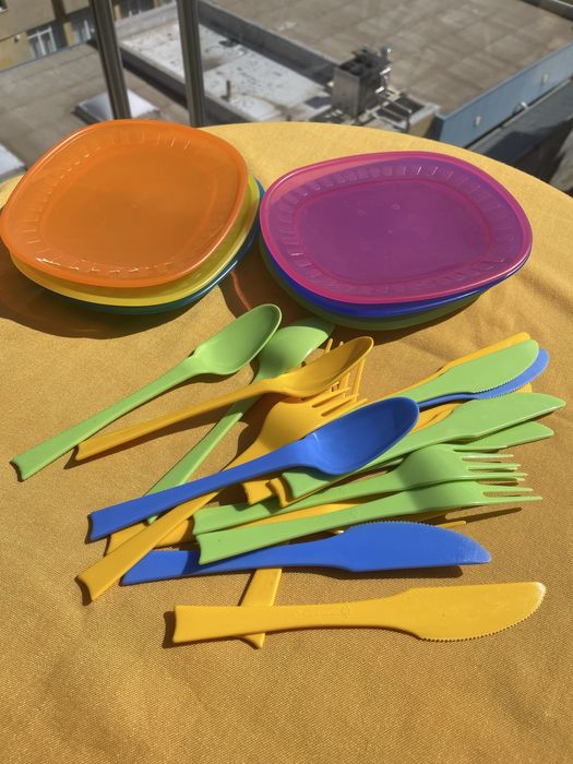 Пласмасови чинии и прибори