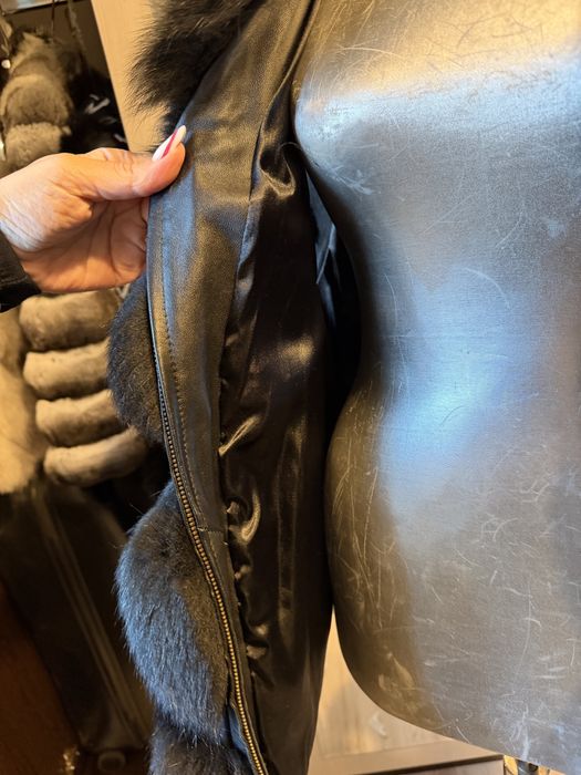 Vesta neagra de blana purtata