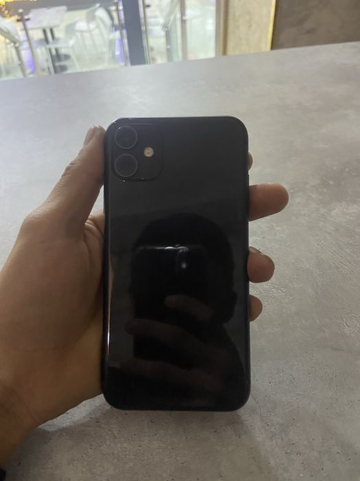 Айфон 11 черном свете