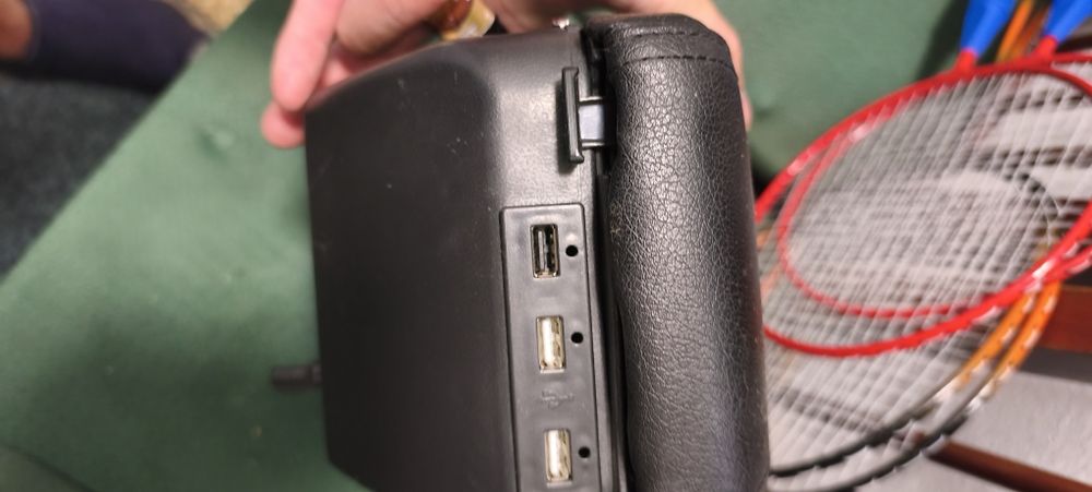 Vând cotieră auto cu usb