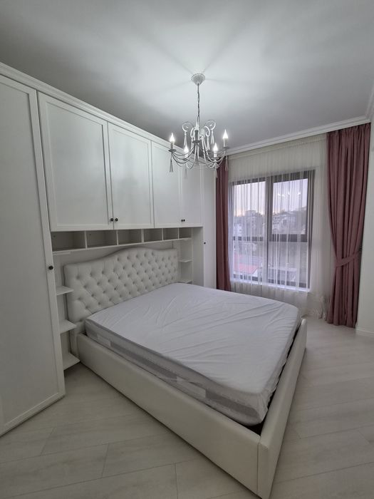 Închiriez apartament cu trei camere în bloc nou mobilat si utilat
