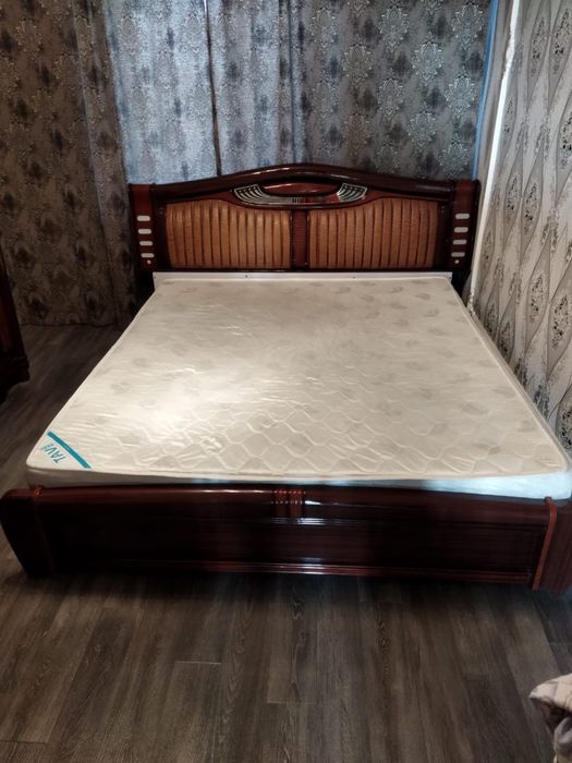 Спальный гарнитур Дерево лакированный