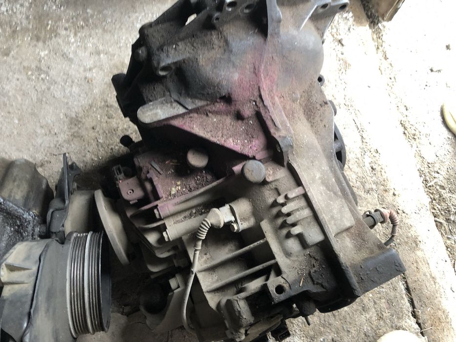 Продам двигатель , и коробку