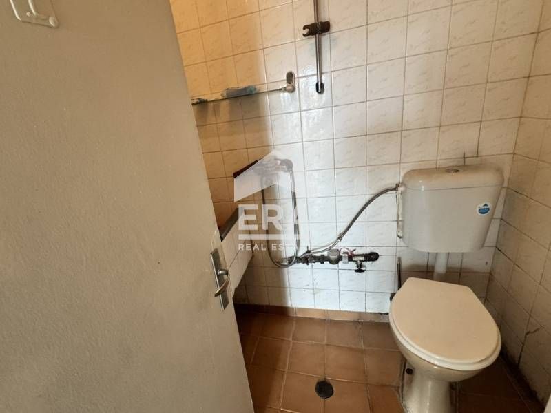 ЕКСКЛУЗИВНО! Тристаен апартамент на спирка Родина до МОЛ Варна