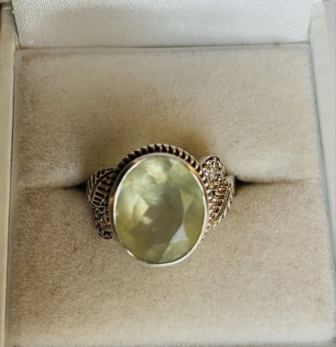 Inel din argint cu prehnit