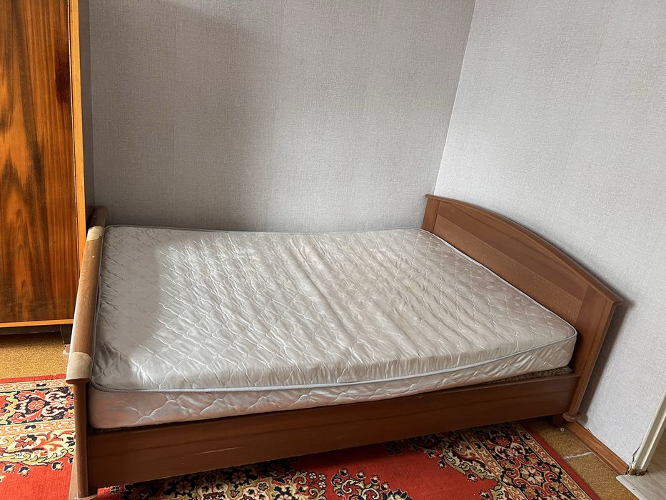 Продаю кровать и матрас 140см