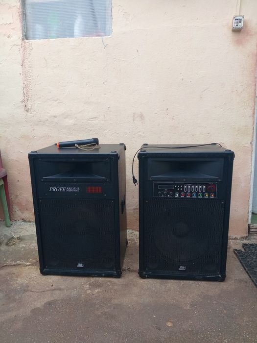 Vând sau schimb niște boxe cu bluetooth în stare foarte bună pentru mai multe detalii și schimburi î