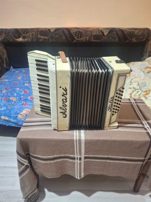 Vând acordeon italian
