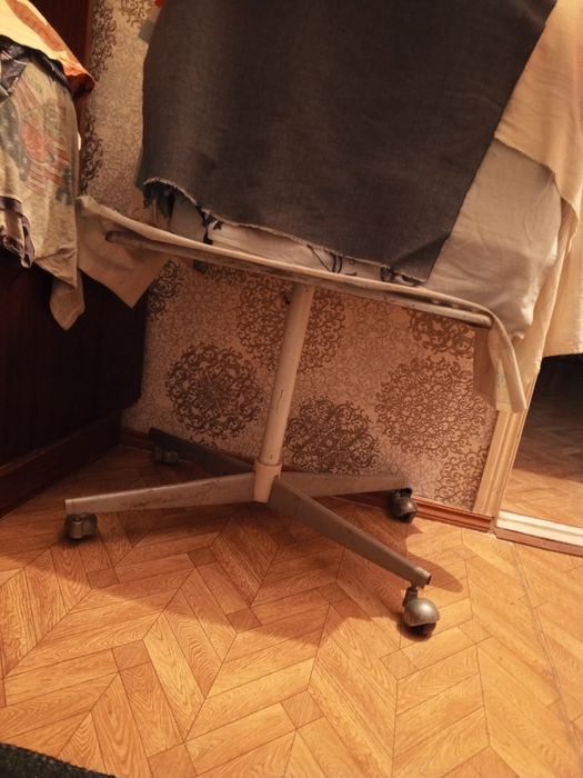 Подставка под телевизор, столик на колесах