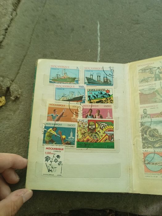 Vând 2 clasoare timbre foarte rare de colecție stare foarte buna