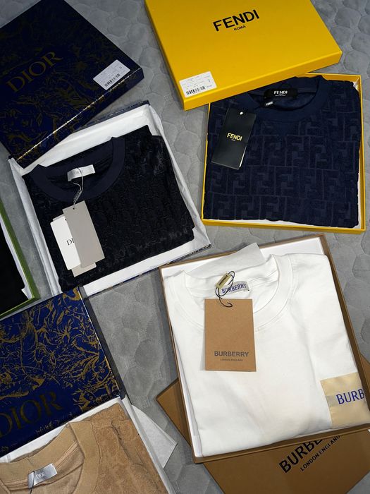 Tricouri sigilate in cutie