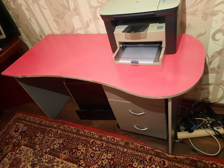 Продается  компьютерный стол