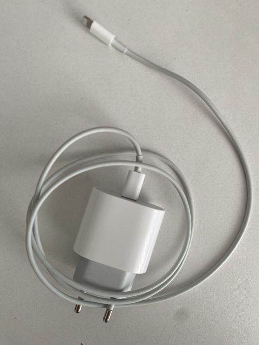 Продам оригинал зарядку на айфон