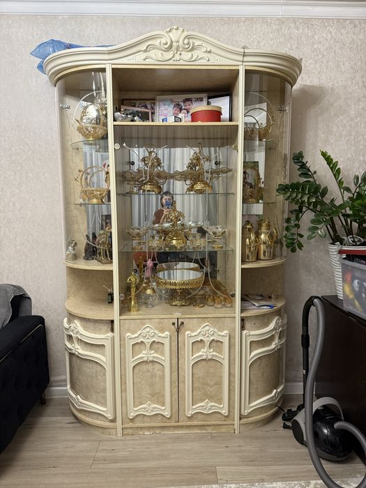 Посудный шкаф для гостинной